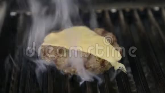 芝士炸汉堡饼视频的预览图
