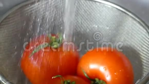 在水龙头下洗新鲜西红柿视频的预览图