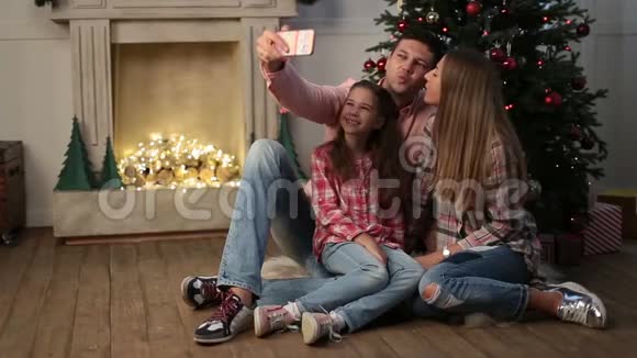 快乐的家庭在家里拍圣诞自拍视频的预览图