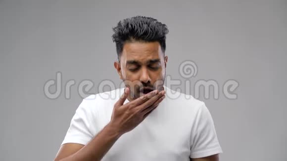 不健康的印度男人咳嗽视频的预览图