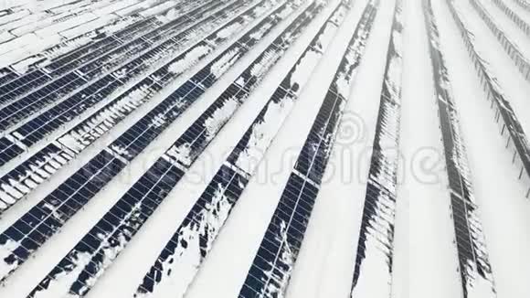 冬季太阳能电池板农场雪的鸟瞰图视频的预览图