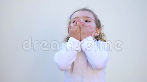 一个可爱的小女孩正在看着摄像机咳嗽视频的预览图