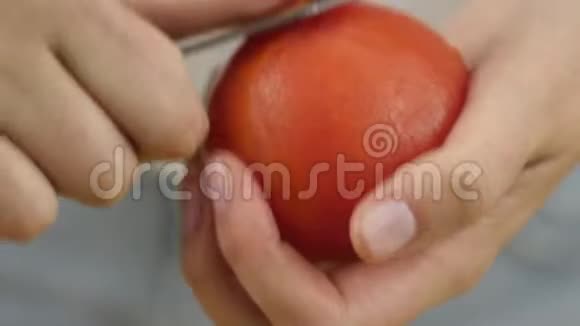 男人或女人用刀子剥掉番茄烹饪产品的准备视频的预览图