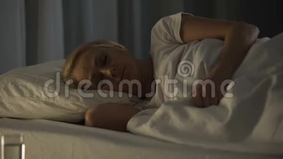一位长相不好的老年妇女睡在梦中看到噩梦感到痛苦视频的预览图