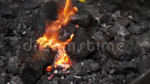 铁匠黑煤炉加热经典马蹄铁铁匠铺的高炉视频的预览图