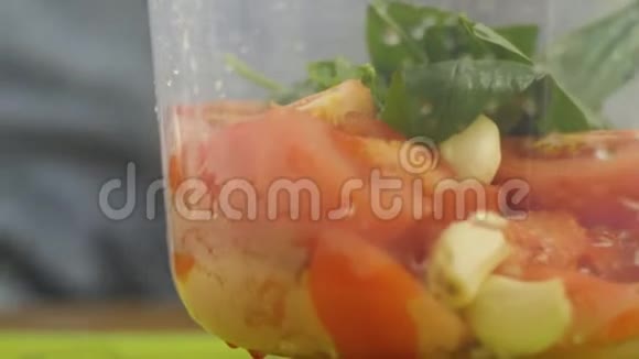 女人或男人用搅拌器切碎蔬菜作为酱汁健康食品视频的预览图
