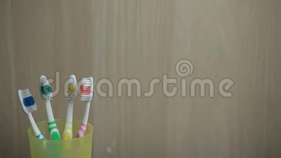 牙膏肥皂泡泡木制背景无高清镜头视频的预览图
