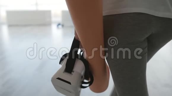 贴身的运动女人拿着虚拟面具和瑜伽垫视频的预览图