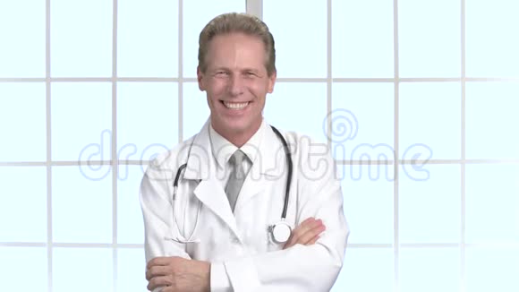 快乐的男医生笑着打手势视频的预览图
