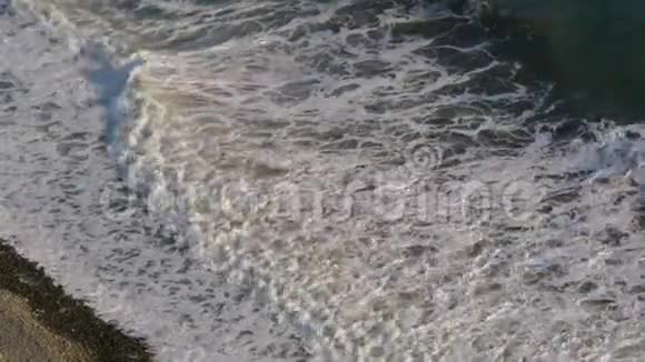 从上面看海浪秋天刮风的天气石头海岸视频的预览图