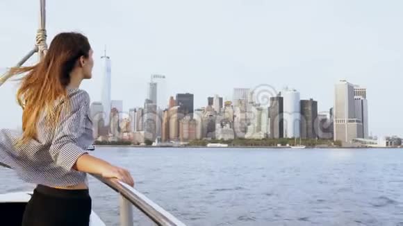 快乐成功的女商人头发随风飘动在游艇上欣赏纽约曼哈顿壮观的天际景色视频的预览图