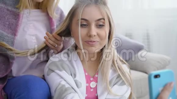 自拍青年朋友发辫的消遣女孩视频的预览图