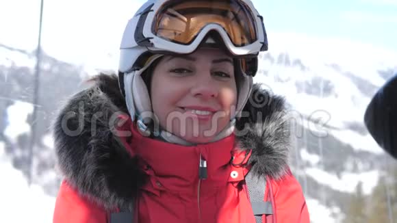女滑雪者坐在滑雪缆车上的特写镜头视频的预览图