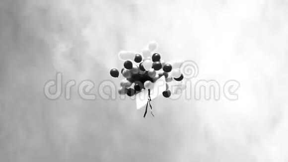 五颜六色的气球在天空中飞翔视频的预览图
