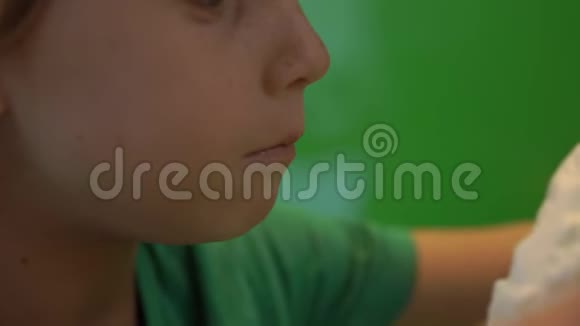 一个小男孩正在吃美味的冷冻酸奶冰淇淋视频的预览图