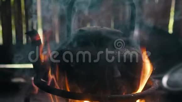 用蒸汽把旧水壶放在火上视频的预览图