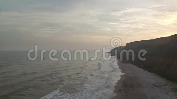 日落时的山脉和海景视频的预览图