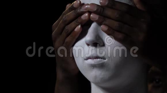 白衣少女黑色男人闭上眼睛视频的预览图