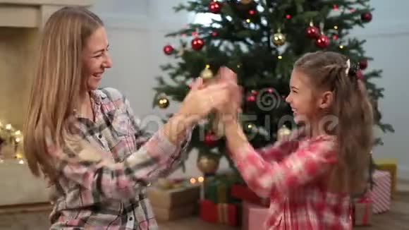 可爱的女孩在圣诞前夜和妈妈一起玩蛋糕视频的预览图