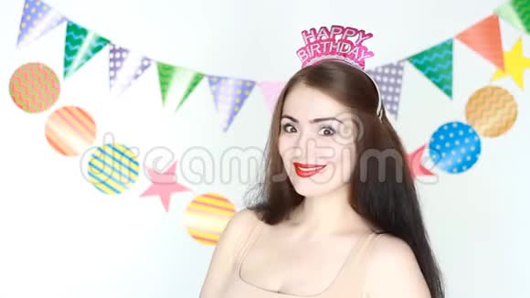 生日庆祝活动美丽的女孩微笑着跳舞着唱着一首祝贺歌视频的预览图