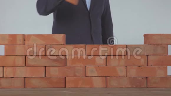 人把砖放在砖墙上视频的预览图