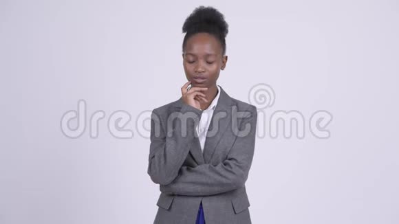 年轻严肃的非洲女商人低头思考视频的预览图