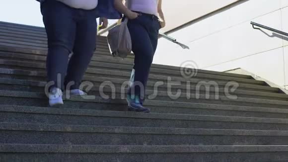 肥胖夫妇走楼梯全球肥胖问题调查和统计视频的预览图
