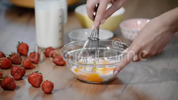 蛋黄和糖放在玻璃碗里用糖搅拌蛋黄视频的预览图