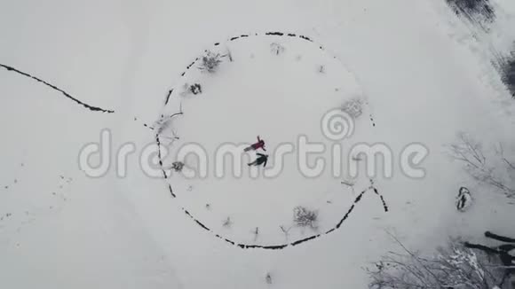鸟瞰情侣开始制作雪天使视频的预览图