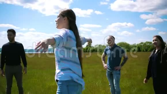 一群年轻的朋友在田野上散步在大自然中玩得很开心视频的预览图