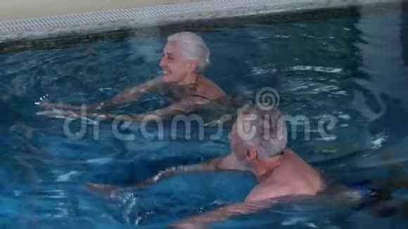 活跃的成熟情侣在酒店游泳池游泳视频的预览图
