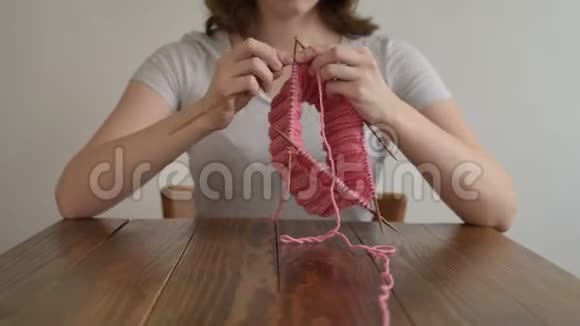 女人织一顶粉红色的帽子视频的预览图