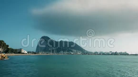 直布罗陀岩上空的黎凡特云的时间流逝视频的预览图