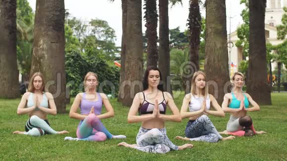 年轻人对瑜伽课有冥想瑜伽概念视频的预览图