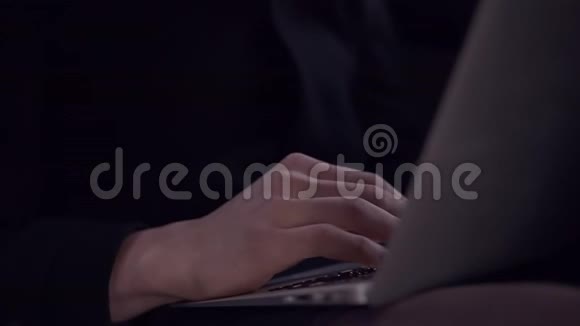 有魅力的男性穿着时尚的风衣坐在车里在笔记本电脑键盘上打字视频的预览图