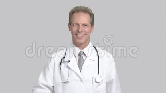 英俊的医生带注射器灰色背景视频的预览图
