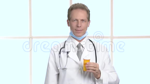医生拿着药丸治疗病人视频的预览图
