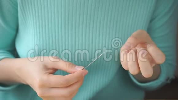 女孩的手做指甲视频的预览图