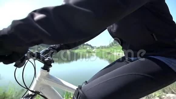 自行车司机的膝盖视频的预览图
