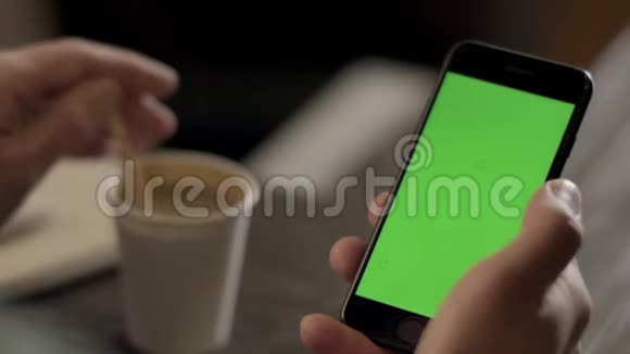 带有绿色屏幕的智能手机把手机关起来视频的预览图