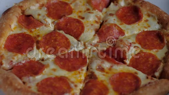 两个人从盒子里拿出一片意大利香肠披萨视频的预览图