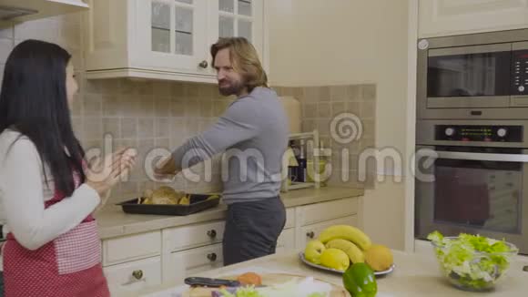 丈夫做饭帮妻子准备晚餐视频的预览图