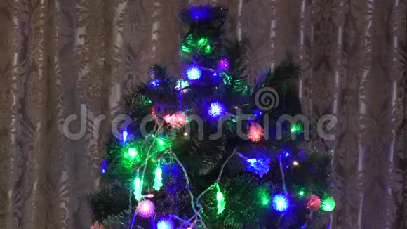 圣诞树上五颜六色的灯视频的预览图