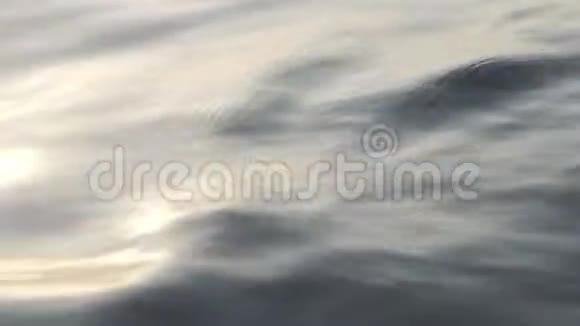 特写镜头海面上耀眼的阳光海上日落视频的预览图