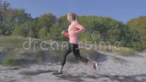 女人沿着海岸慢跑视频的预览图