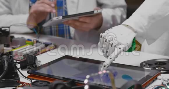 机器人手臂在ipad上转动三维模型视频的预览图
