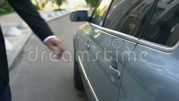 司机为年轻可敬的寡头职业司机打开车门视频的预览图