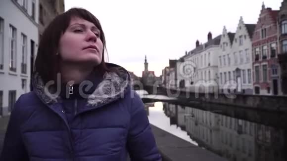 女孩散步看比利时布鲁日市的景点视频的预览图