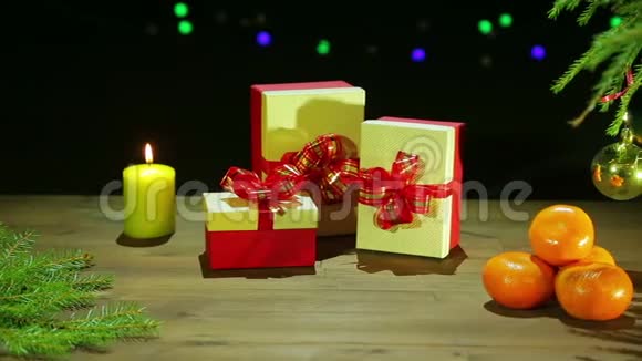 一个漂亮的盒子旁边放着礼物和香味的曼陀罗旁边放着圣诞树木桌上放着燃烧的蜡烛视频的预览图
