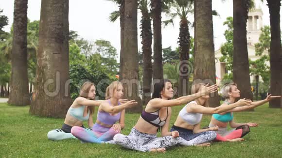 年轻人对瑜伽课有冥想瑜伽概念视频的预览图